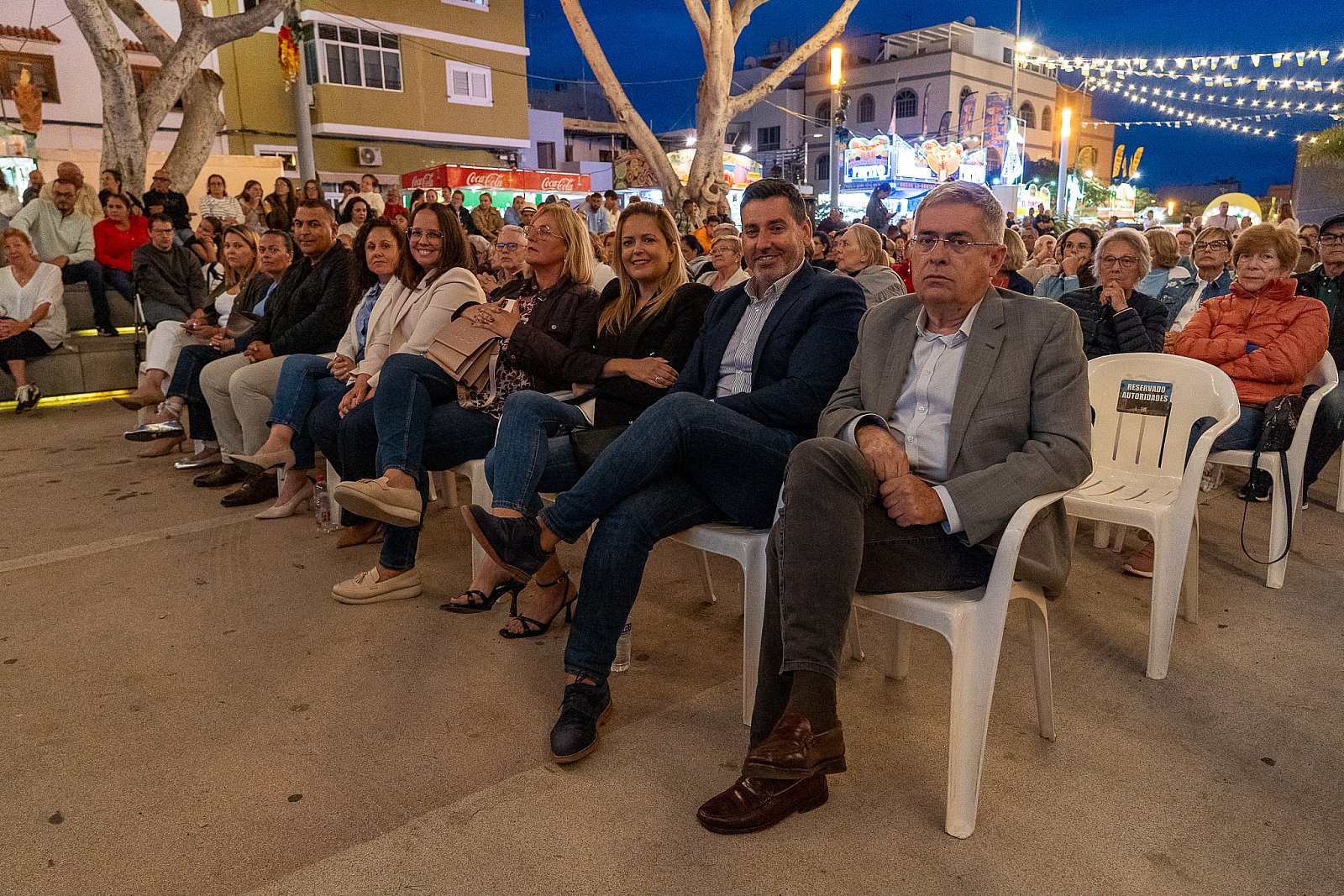 La Comisión de vecinos que recaudaron fondos para la construcción de la Iglesia de El Tablero recibe la Vara del Romero