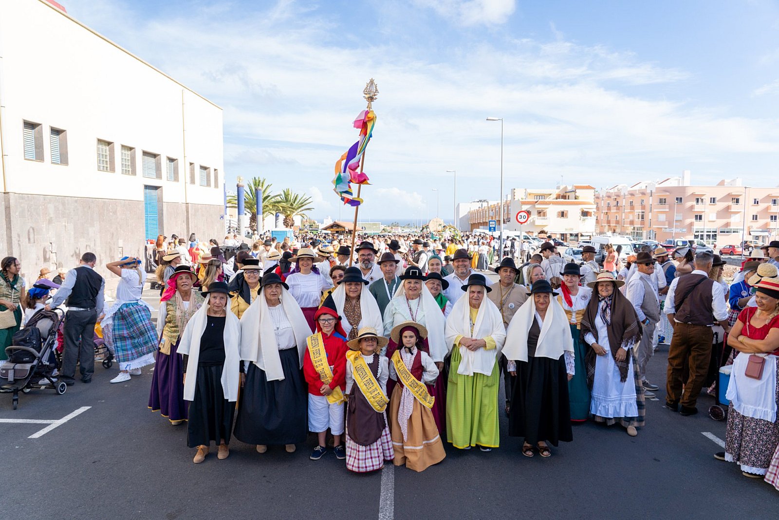 Más de 5.000 personas agasajan a la Santísima Trinidad en la Romería y Ofrenda de El Tablero 2025