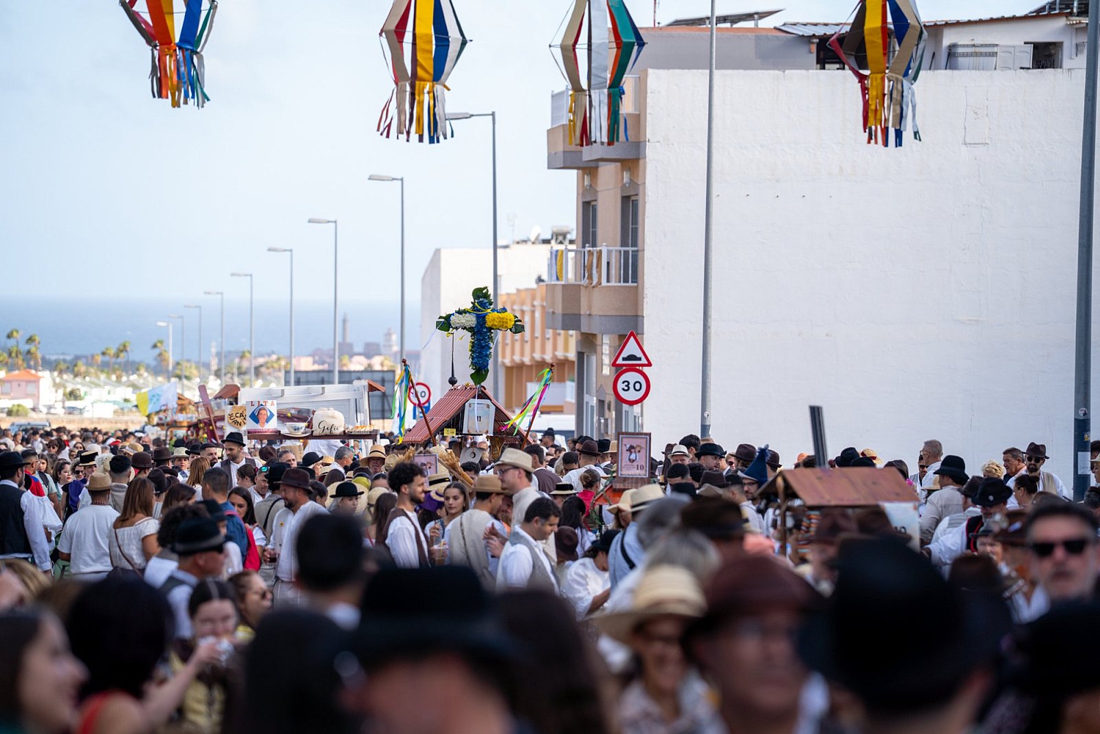 Más de 5.000 personas agasajan a la Santísima Trinidad en la Romería y Ofrenda de El Tablero 2025