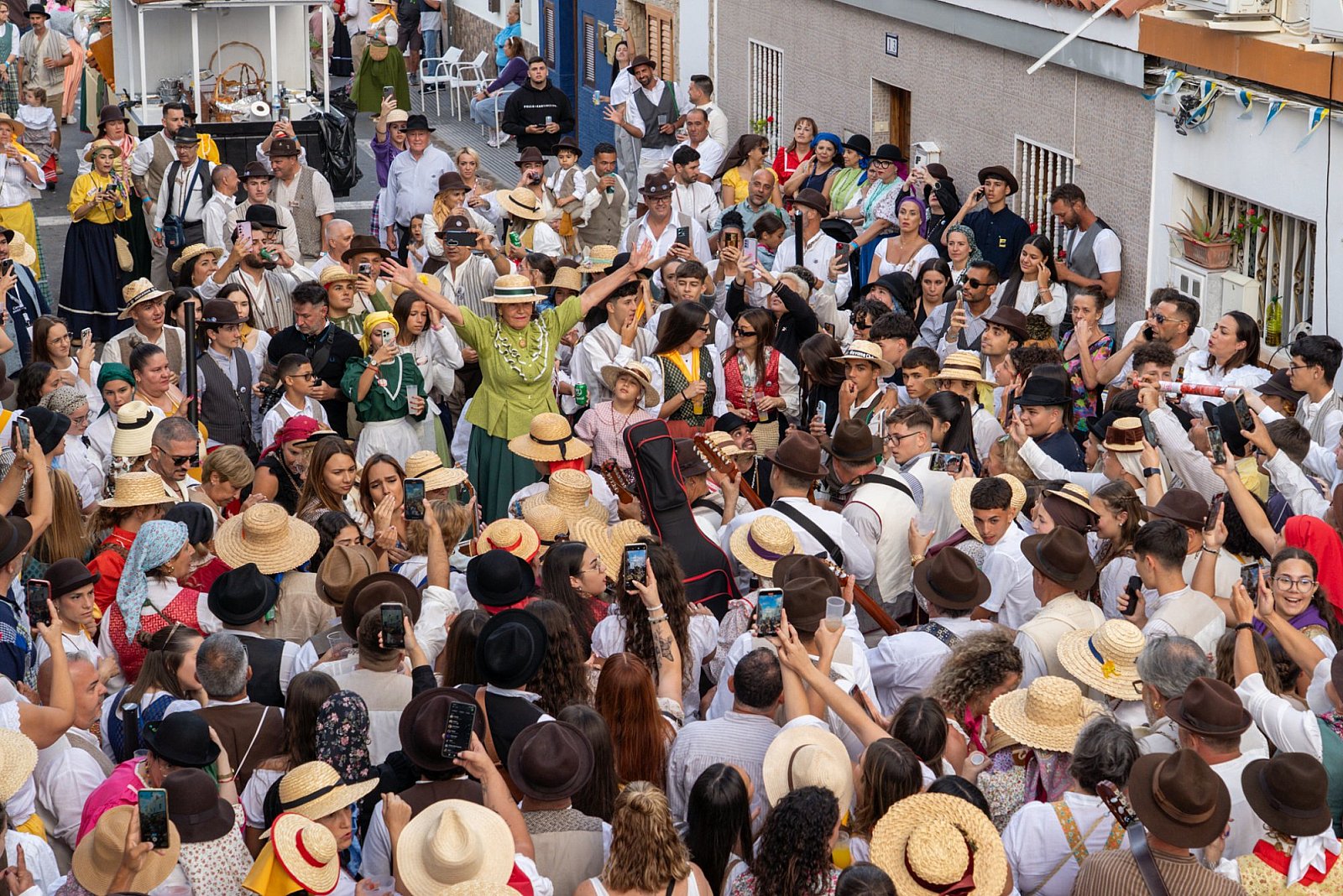Más de 5.000 personas agasajan a la Santísima Trinidad en la Romería y Ofrenda de El Tablero 2025