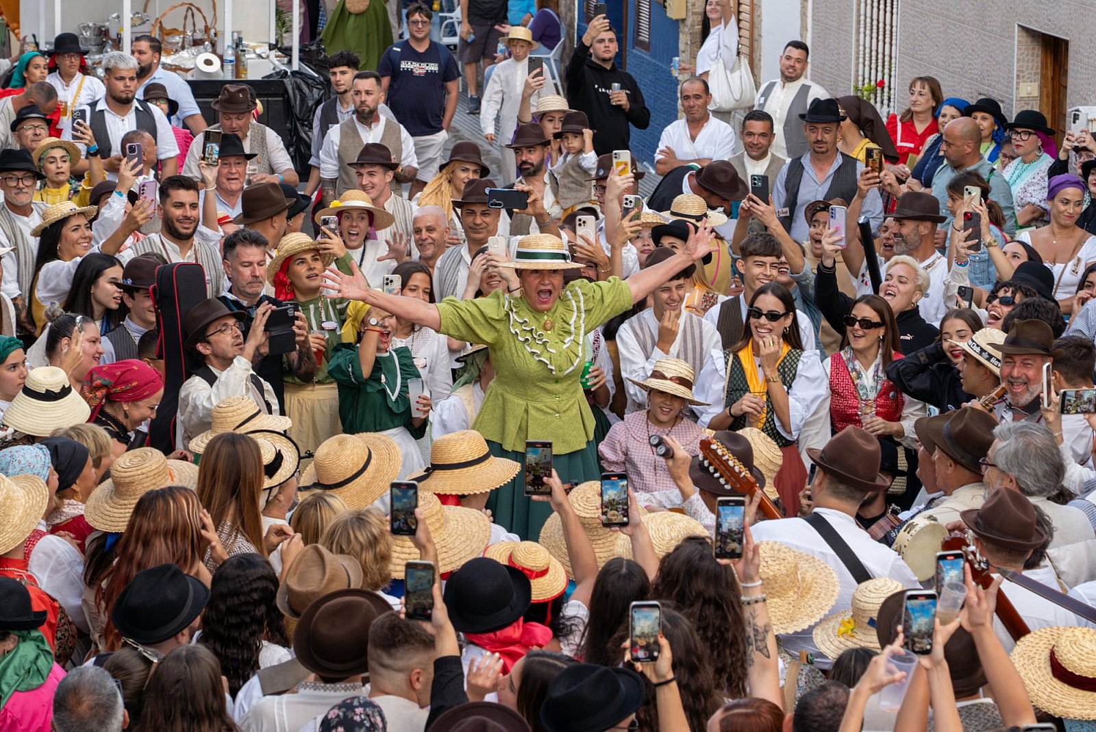 Más de 5.000 personas agasajan a la Santísima Trinidad en la Romería y Ofrenda de El Tablero 2025