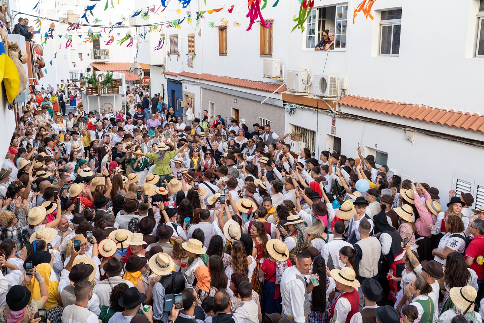 Más de 5.000 personas agasajan a la Santísima Trinidad en la Romería y Ofrenda de El Tablero 2025