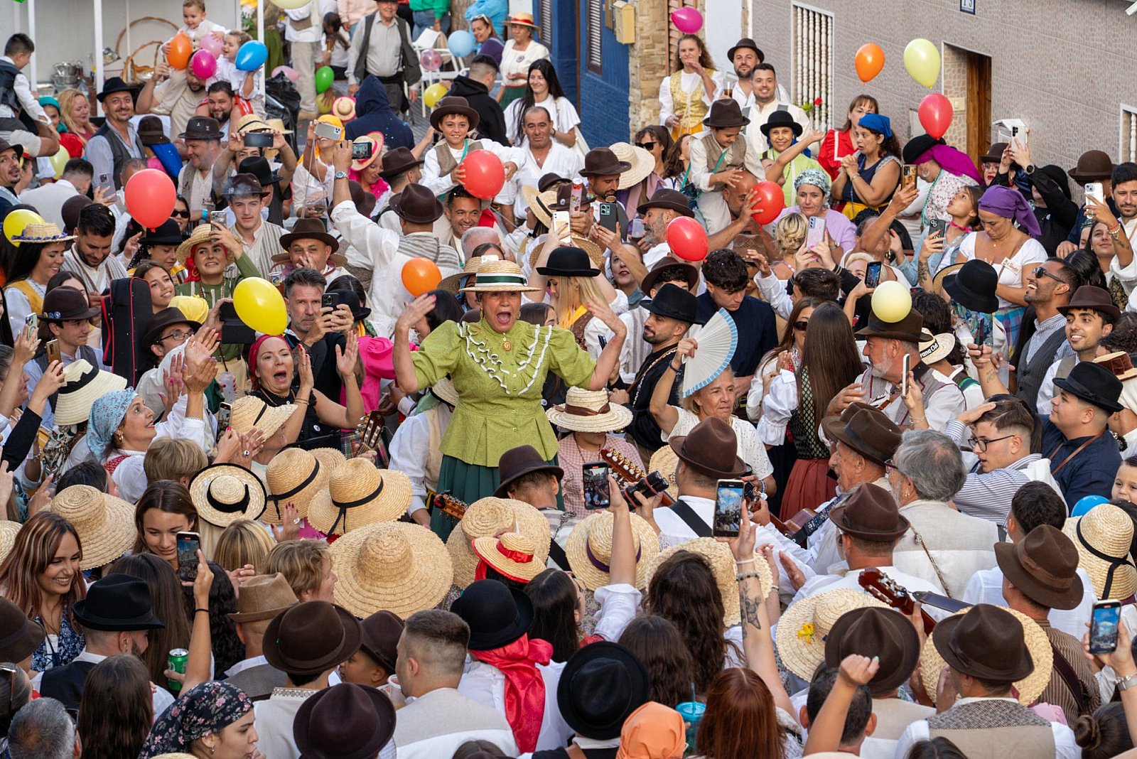 Más de 5.000 personas agasajan a la Santísima Trinidad en la Romería y Ofrenda de El Tablero 2025