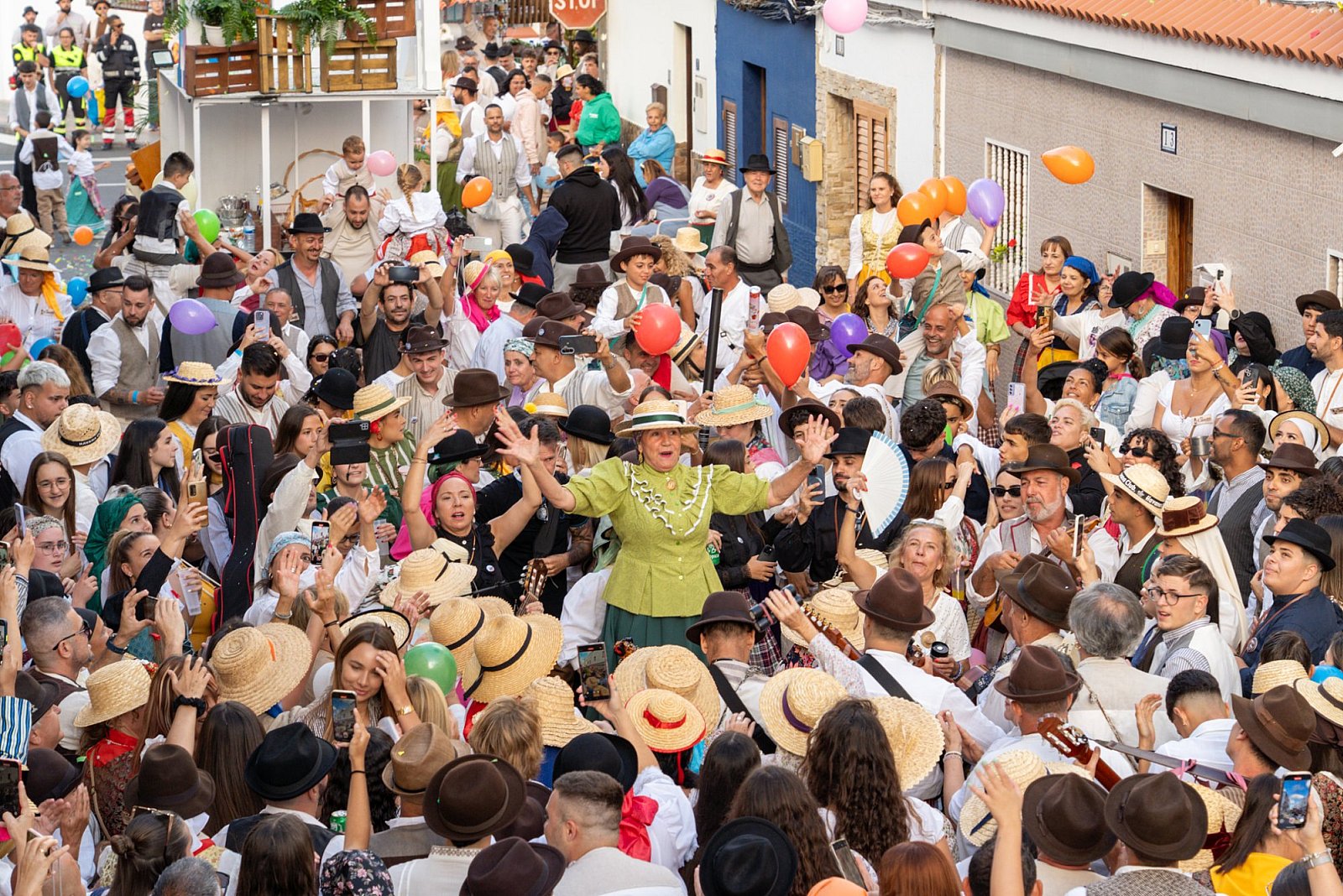 Más de 5.000 personas agasajan a la Santísima Trinidad en la Romería y Ofrenda de El Tablero 2025