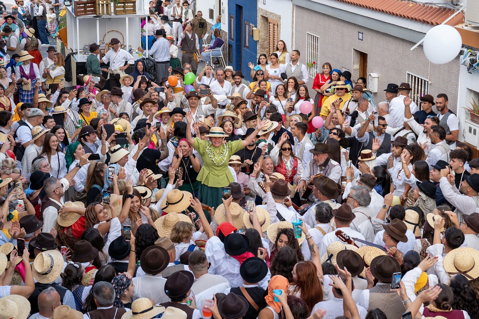 Más de 5.000 personas agasajan a la Santísima Trinidad en la Romería y Ofrenda de El Tablero 2025