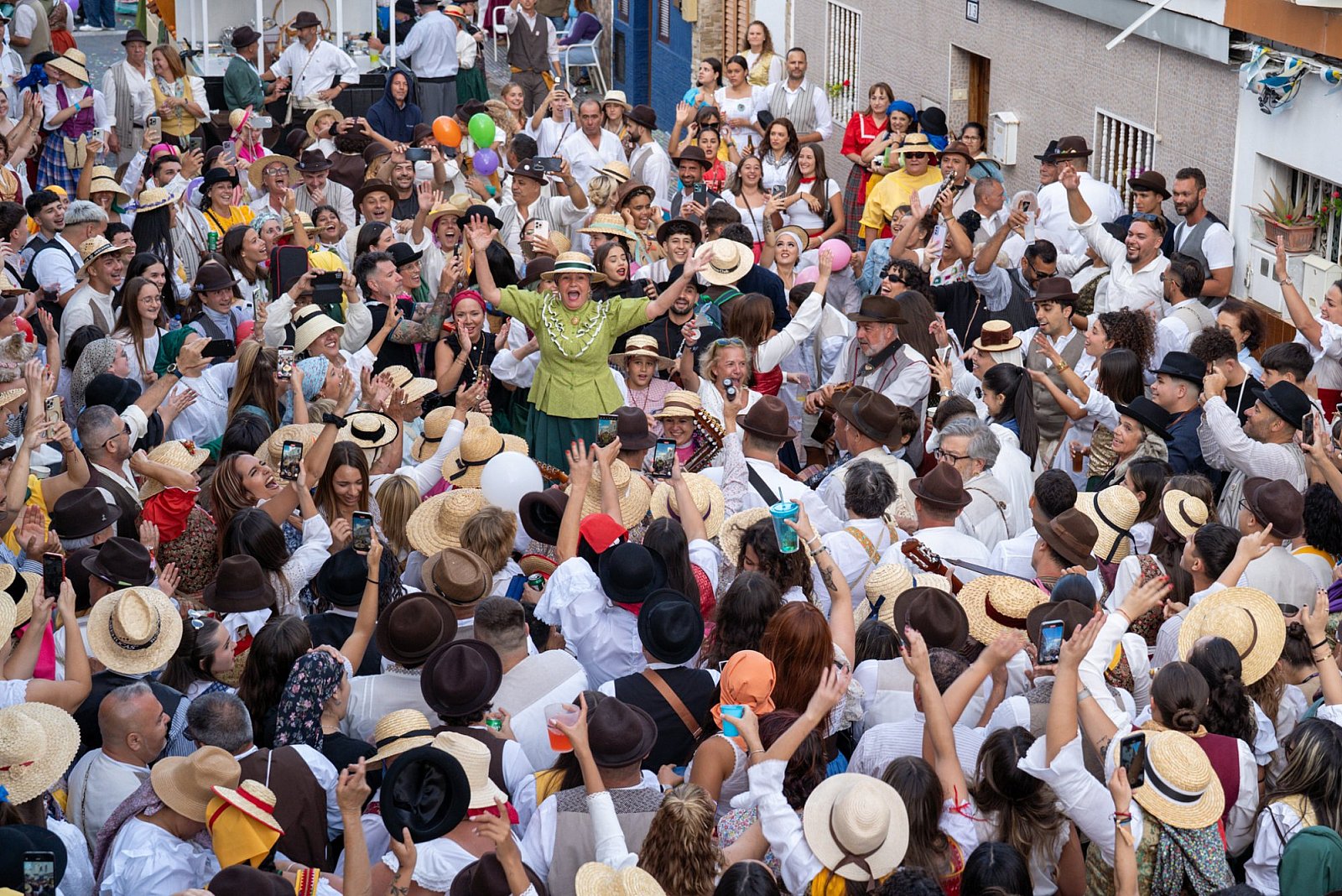 Más de 5.000 personas agasajan a la Santísima Trinidad en la Romería y Ofrenda de El Tablero 2025