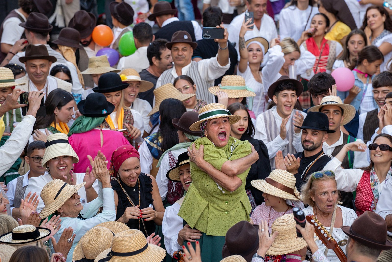 Más de 5.000 personas agasajan a la Santísima Trinidad en la Romería y Ofrenda de El Tablero 2025