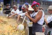 El Tablero se sienta a la mesa: 5.000 personas despiden sus fiestas alrededor de la Gran Paella