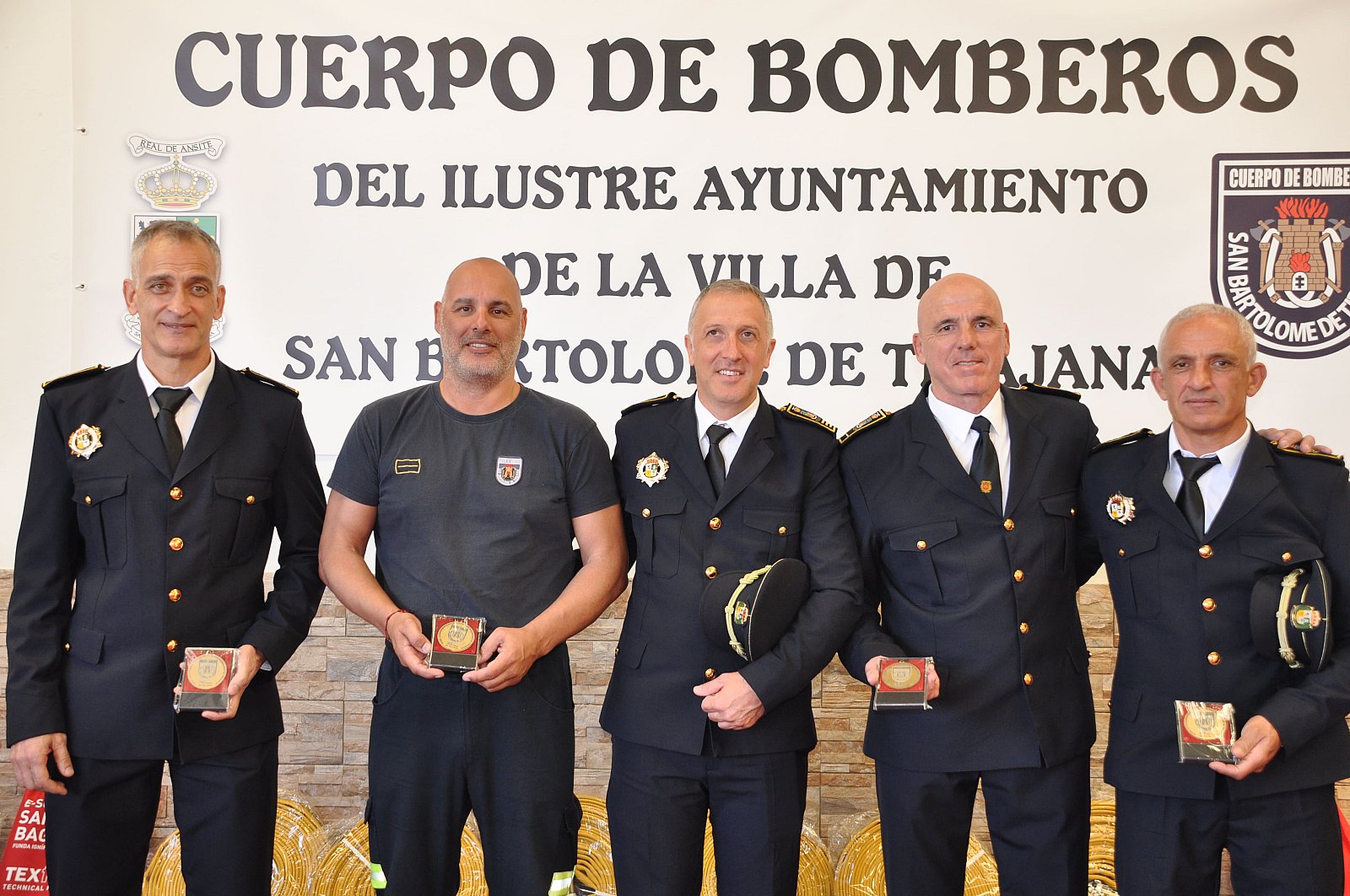 Maspalomas distingue a sus cuatro bomberos con mayor antigüedad_01
