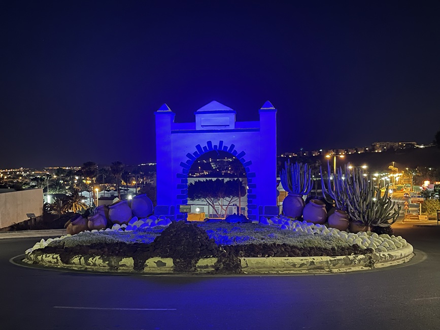 20251024_COM_Rotonda_del_pórtico_canario_en_la_Avenida_Alejandro_del_Castillo.JPG