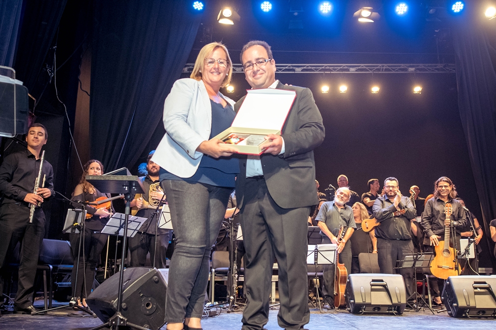 20250812_CUL_Noé_Peña_junto_a_la_edil_Elena_Álamo_Vega_en_el_pregón_de_San_Fernando_de_Maspalomas.jpg