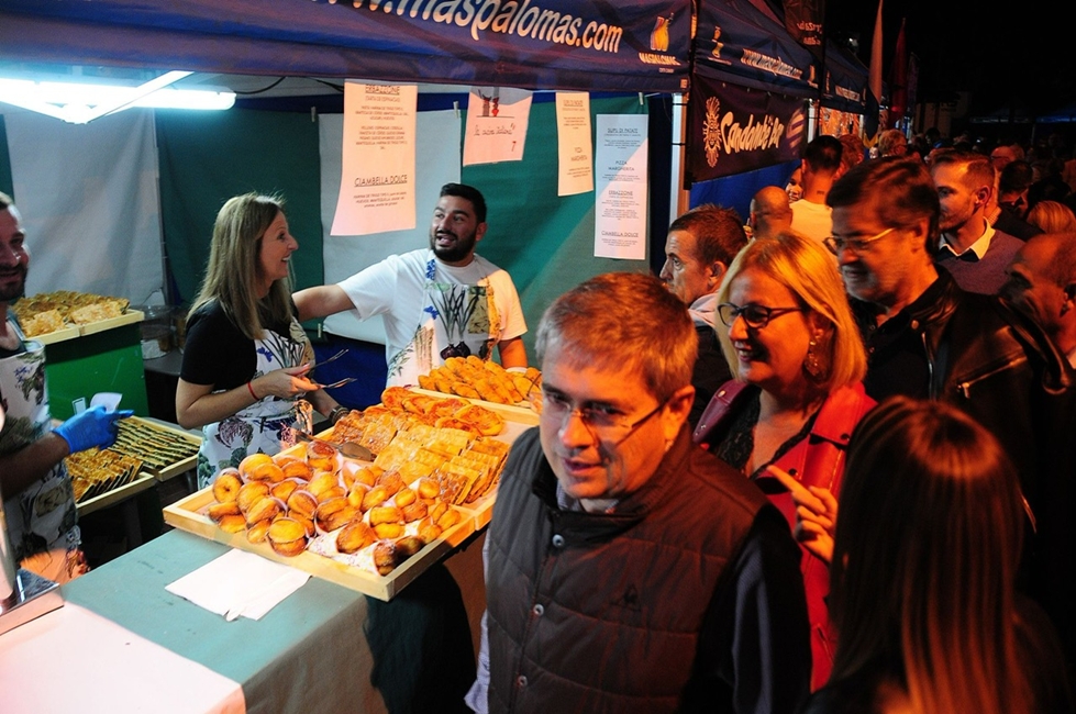 20251105 CUL El alcalde Marco Aurelio Pérez y la concejala de Desarrollo Local Elena Álamo anterior Sabores del Mundo