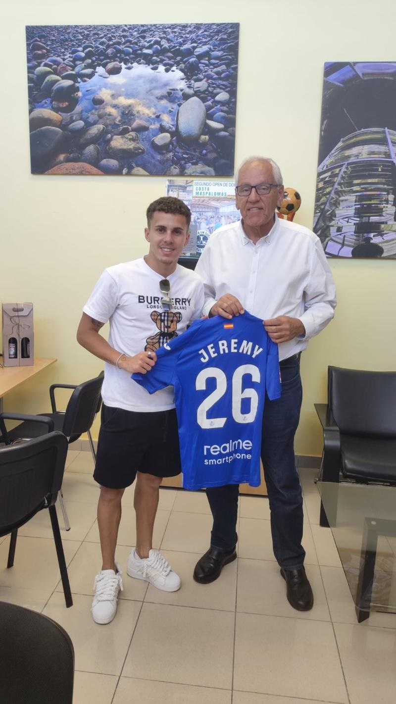 20250612 DEP El concejal de Deportes Ramón Suárez comparte con el futbolista Jeremy 00