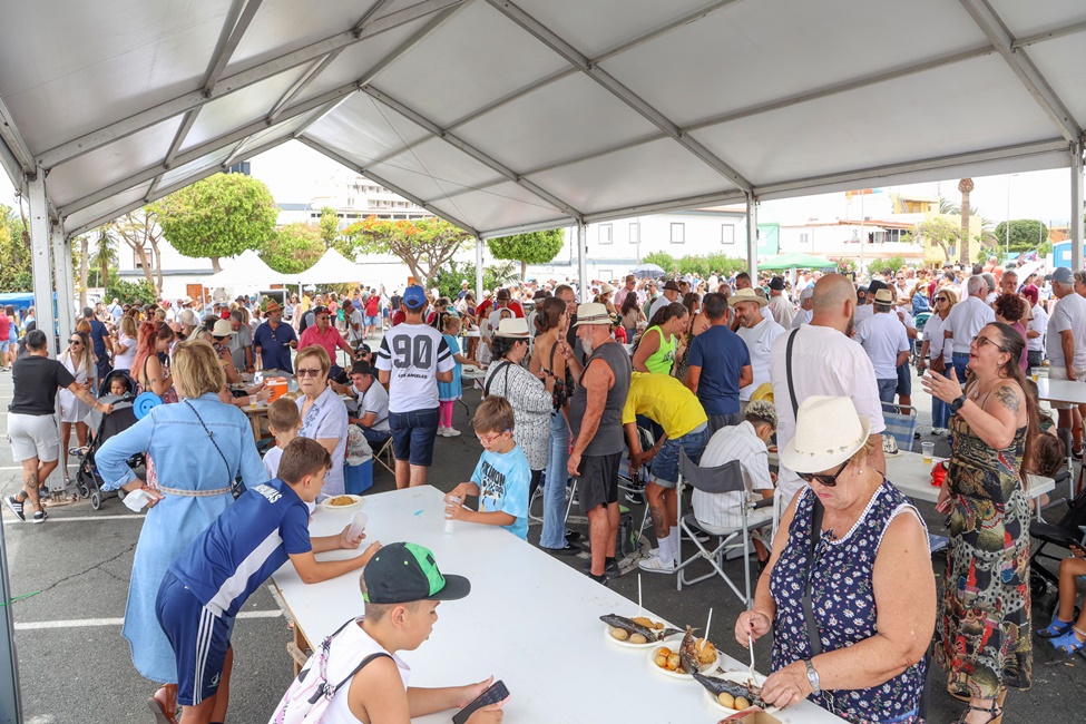 20250528_EyF_Asistentes_en_2024_degustando_los_platos_servidos_de_caballa_pella_y_papas.jpg