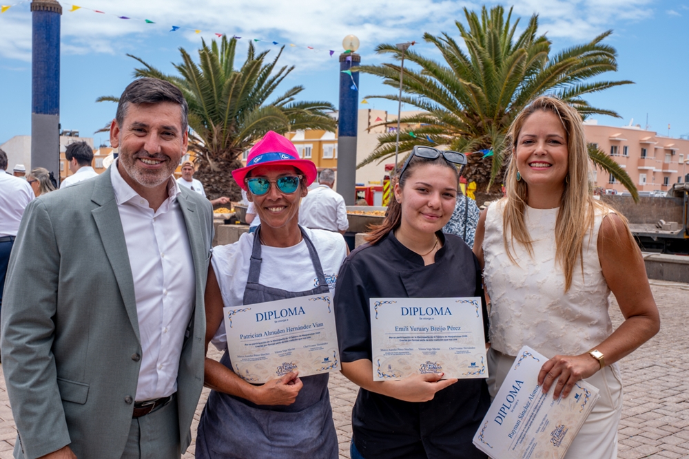 20260517 EyF Algunos de los voluntarios recibienod su diploma