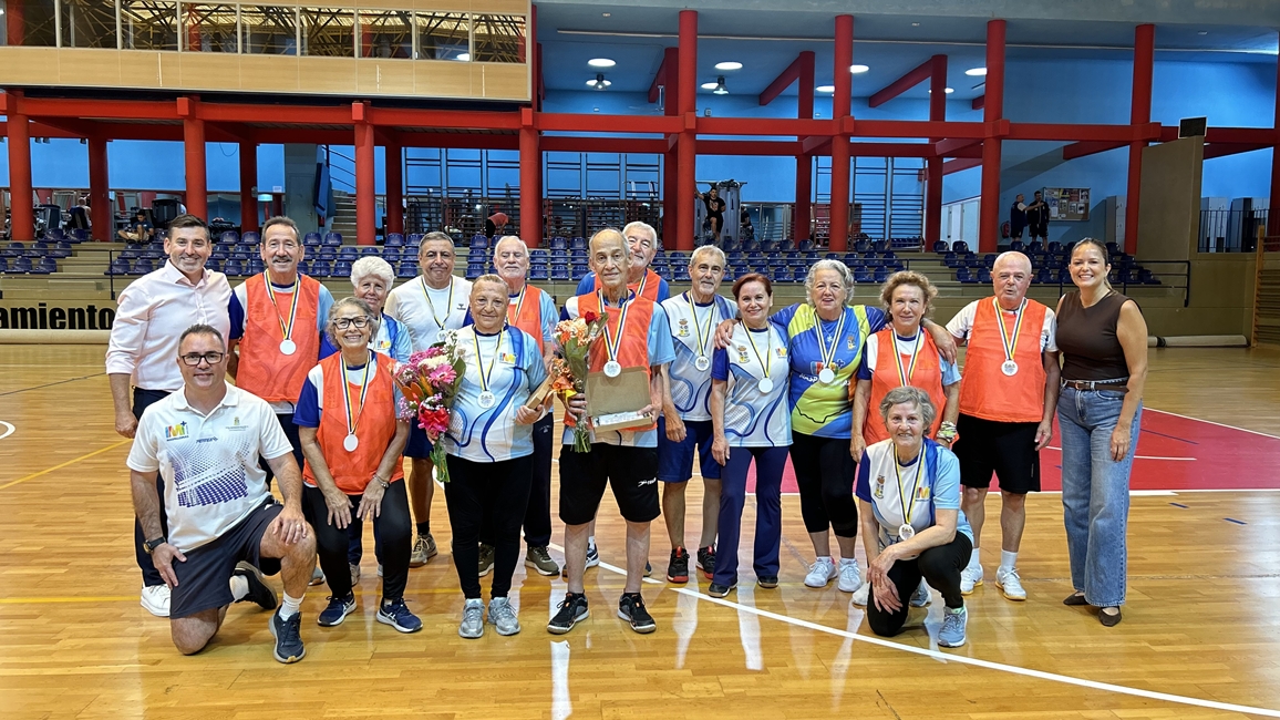 20260507_EyF_Antoñon_y_Estebana_con_el_equipo_de_balonmano_junto_a_Marichal_y_Vega.jpg