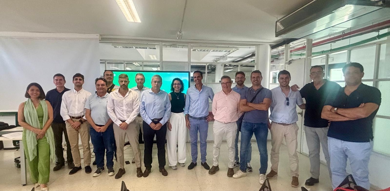 20250620_NNTT_El_alcalde_Marco_Aurelio_Pérez_con_los_ponentes_y_asistentes_a_la_jornada_técnica_sobre_iluminación_inteligente.jpg