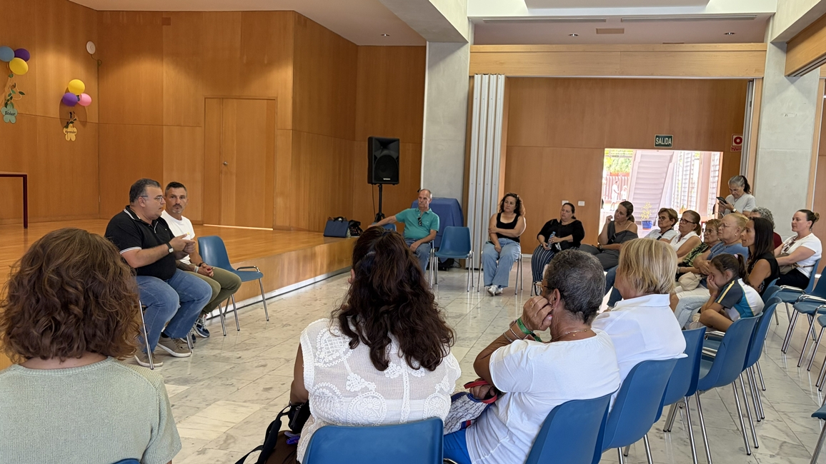20260616_PC_Presidente_Federación_y_Ruyman_Cardoso_explican_a_los_representates_de_las_asociaciones_de_vecinos_el_proyecto.jpg