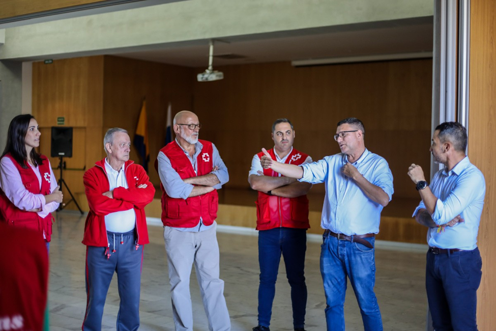 20250128_SS_PES_DimasSarmiento_con_personal_de_Cruz_Roja.png