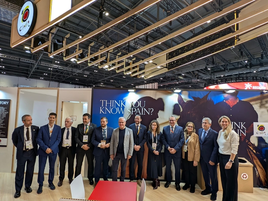 20251105 TUR Marco Aurelio Pérez con los alcaldes de la AMT y la Secretaria de Estado de Turismo en la Feria Turística de Londres 2025 2