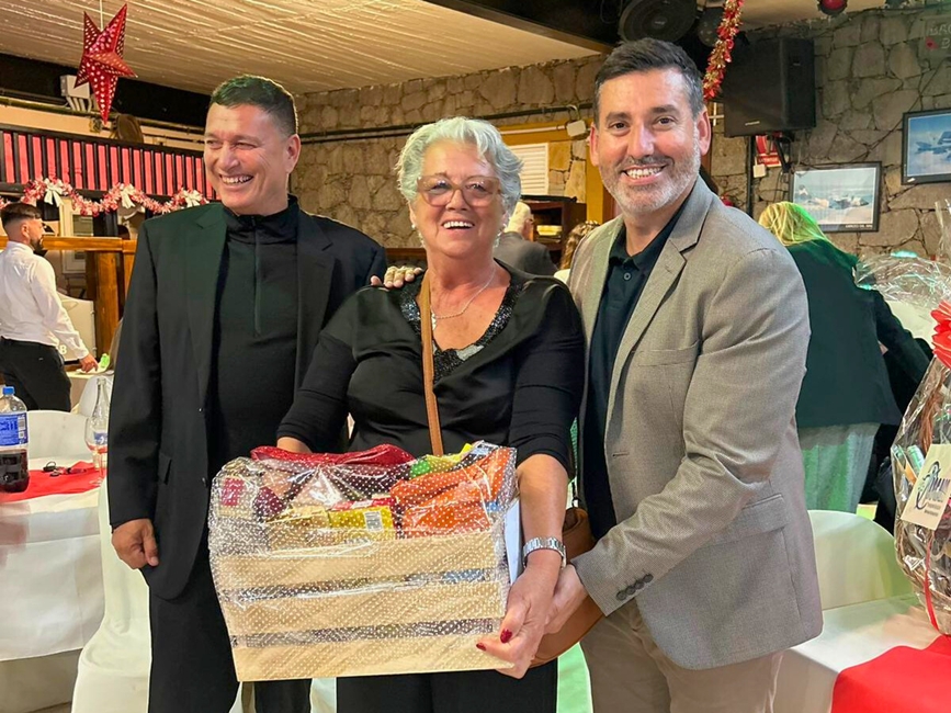 20251218 SSOC Dimas Sarmiento y Alejandro MArichal junto a una de las ganadoras en el sorteo