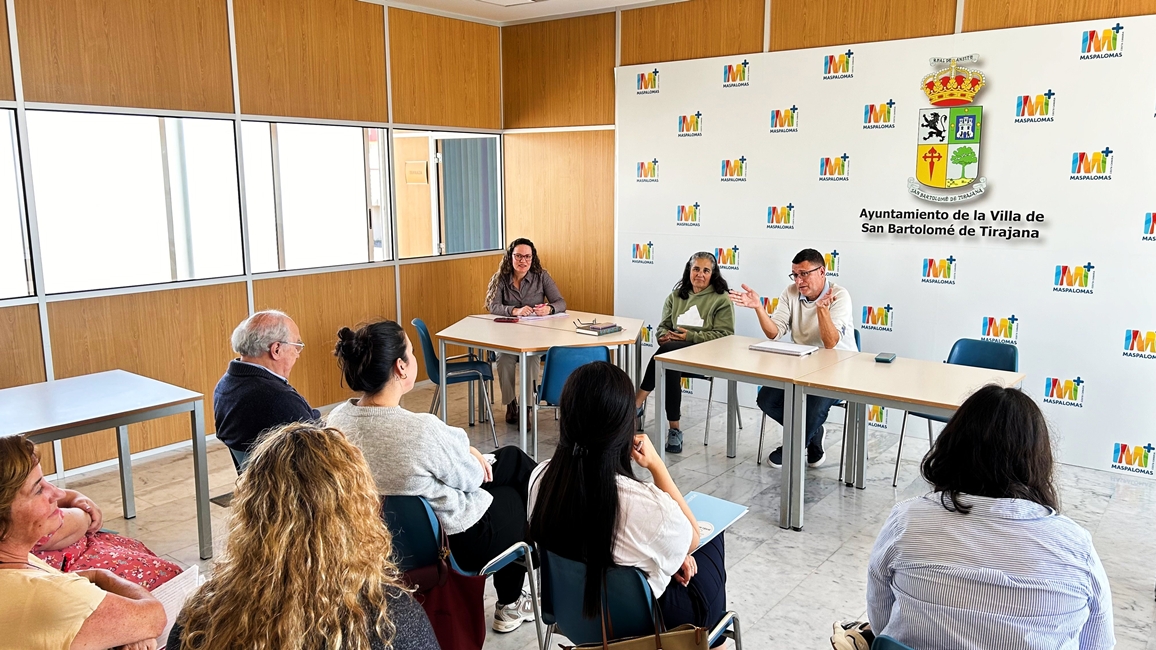 20260224_SS_Dimas_Sarmiento_en_una_reunión_con_los_representantes_de_distintas_entidades.jpg