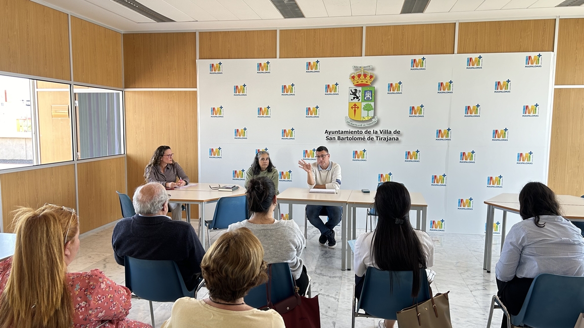 20260309 SS Archivo Los representantes de entidades sociales en una reunión con el concejal Dimas Sarmiento