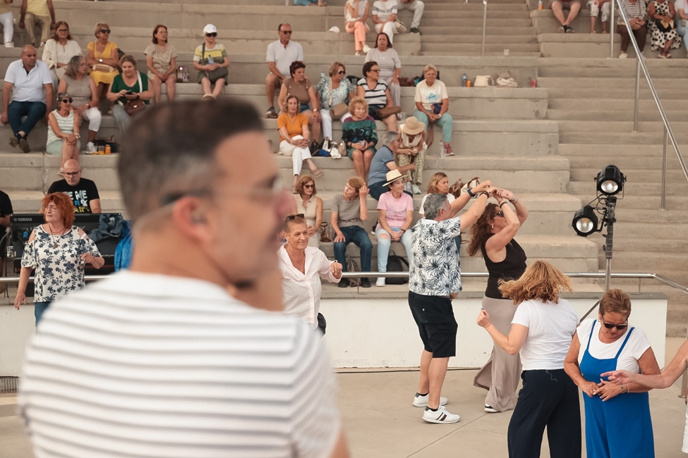 20260419 MY Tardeo Dani Caleor en el escenerioy público