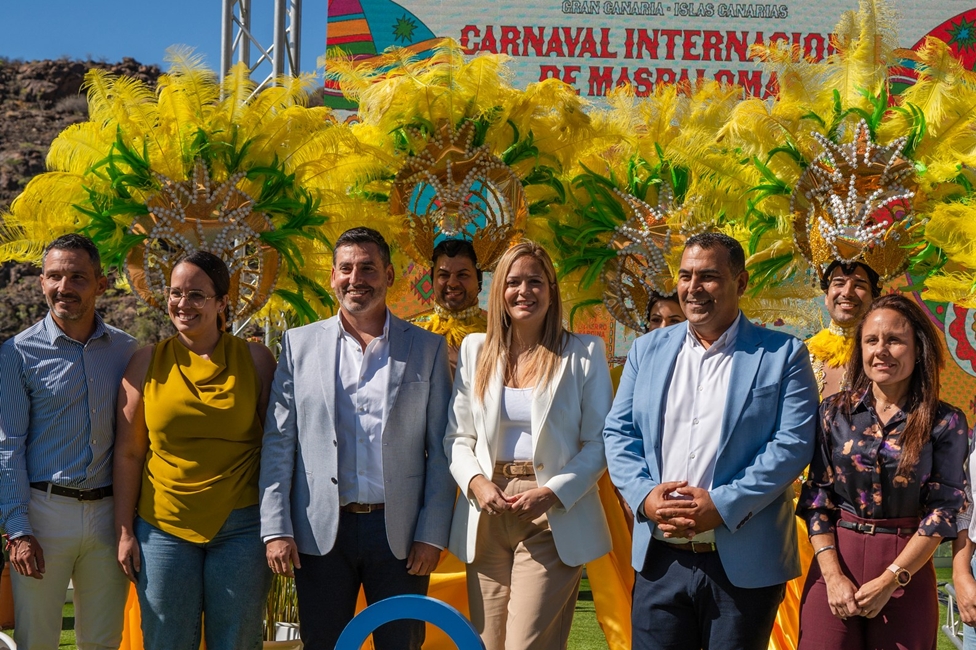 20250807_TUR_Alejandro_Marichal_y_Yilenia_Vega_junto_a_los_concejales.jpg