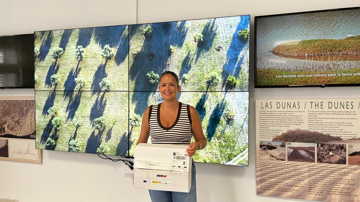 20260629_TU_Yilenia_Vega_con_uno_de_los_Kits_de_eficiencia_energética_recibido.jpg