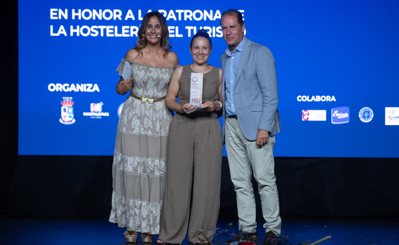 20260729 TUR III PH SantaMarta María Jesús ganadora frase con vicesonsejero de Turismo