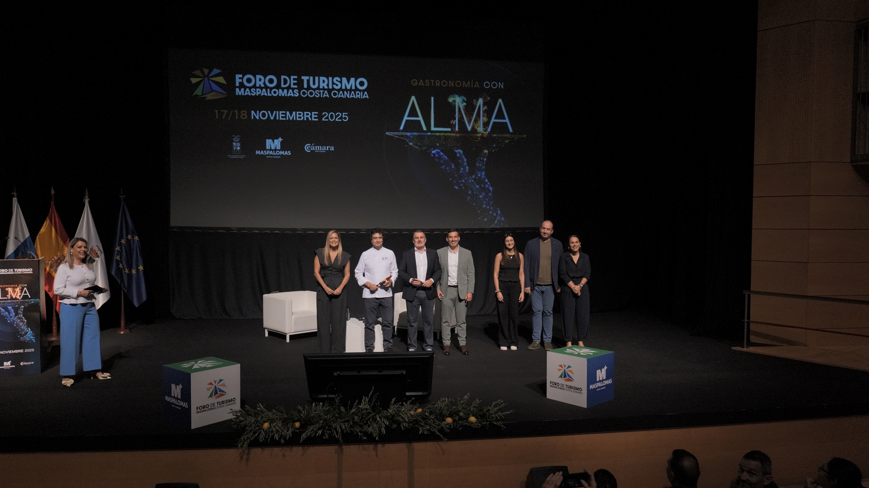 Yilenia Vega y Alejandro Marichal juntos a algunos de los ponentes protagonista del XII Foro en 2025