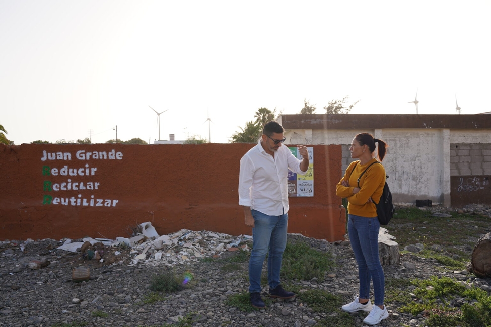 20260514_UR_ALEJANDRO_MARICHAL_2024_ENSEÑA_LA_PARCELA_E_DONDE_SE_CONSTRUIRAN_LAS_VIVIENDAS_DE_LOS_VECINOS_DEL_MATORRAL.jpg