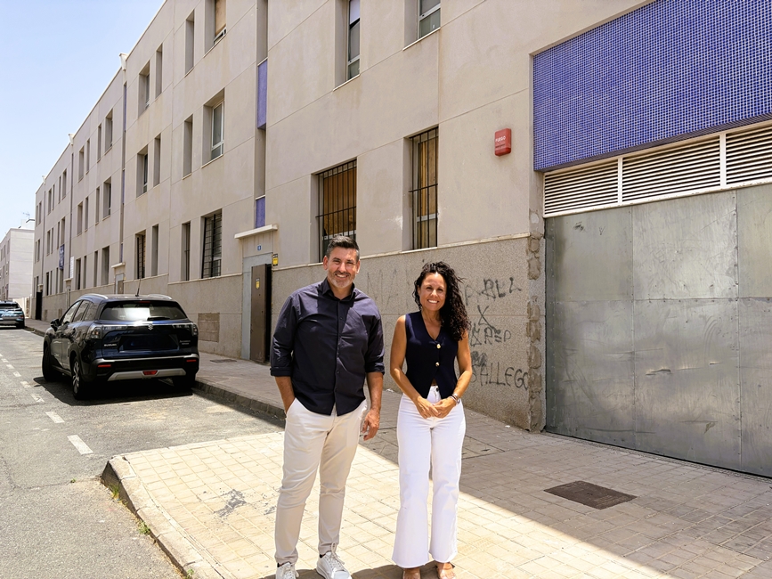 20260807_VV_Alejandro_Marichal_y_Lucía_Jiménez_frente_al_edificio_de_viviendas.jpg